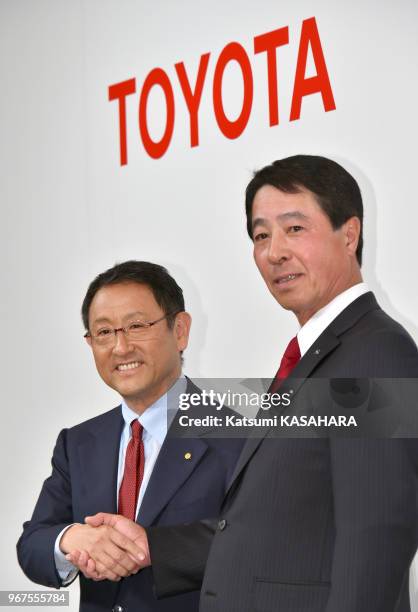 Akio Toyoda, le président-directeur général de Toyota Motor Co. Et Masamichi Kogai, le président-directeur général de Mazda Motor Co. D'une...