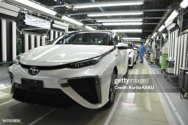 Voiture Toyota 'Mirai' (futur en japonais', berline à pile à combustible, au contrôle qualité, le 24 février 2014, région de Nagoya, Japon. Usage...