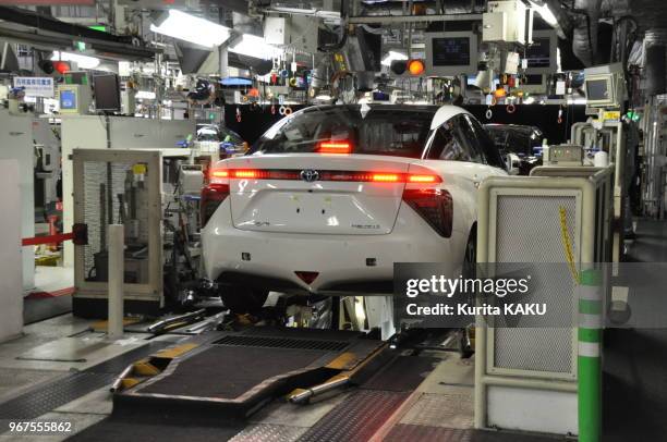 Voiture Toyota 'Mirai' (futur en japonais', berline à pile à combustible, au contrôle qualité et inspection, le 24 février 2014, région de Nagoya,...