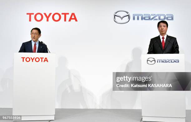 Akio Toyoda, le président-directeur général de Toyota Motor Co. Et Masamichi Kogai, le président-directeur général de Mazda Motor Co. D'une...