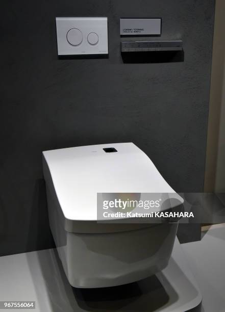 Cabinet de toilette high-tech de la marque Toto dessiné pour les pays européens, 20 mars 2016, Kitakyushu, Japon.