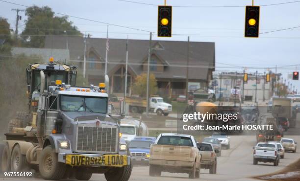 Des milliers de camions se retrouvent en permamence coincés dans les petits villages, 23 octobre 2013, près de Williston, Dakota du Nord, Etats-Unis.