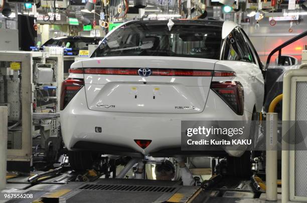 Voiture Toyota 'Mirai' (futur en japonais', berline à pile à combustible, au contrôle qualité et inspection, le 24 février 2014, région de Nagoya,...