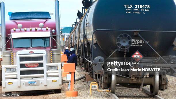Chargement du pétrole brut dans des wagons citerne, le train est le meilleur moyen d'évacuer le pétrole brut du bassin de Williston vers les...