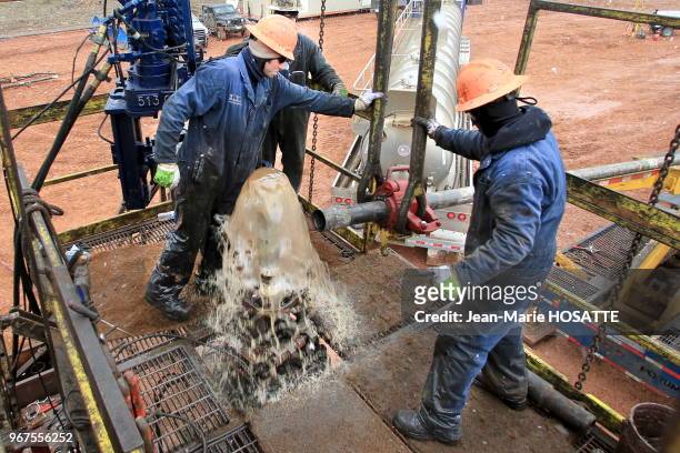 Ouvriers travaillant sur la plateforme pétrolière, jaillissement de la saumure, 21 octobre 2013, près de Williston, Dakota du Nord, Etats-Unis.