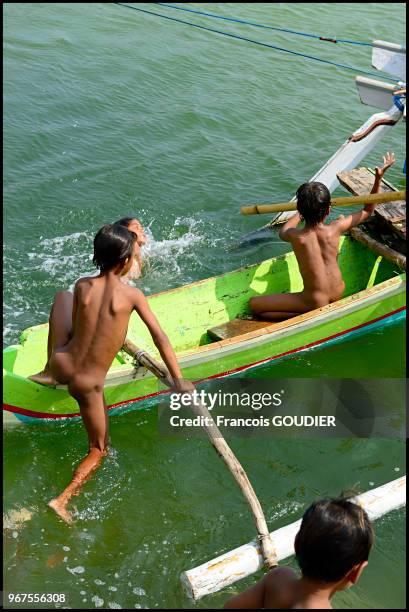 Jeu d'enfants dans le village de pêcheurs de Pero à Sumba, 22 octobre 2014, Indonésie.