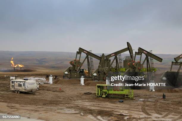 Site pompe jumping jack isole? dans la plaine avec une caravane habitation , 22 octobre 2013, près de Williston, Dakota du Nord, Etats-Unis.