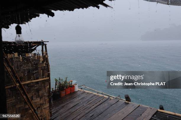 Violent orage au dessus du village Badjo sur pilotis le 14 octobre 2011 dans les iles Togians, Sulawesi, Indonesie.