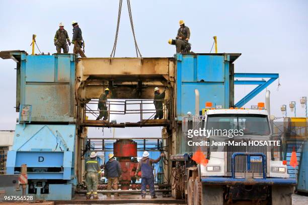 Ouvriers construisant une plateforme pétrolière, 22 octobre 2013, près de Williston, Dakota du Nord, Etats-Unis.