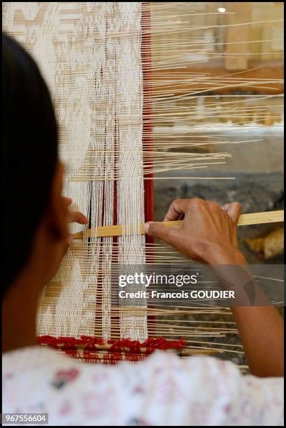 Tissage dans le village de Pau à Sumba, 19 octobre 2014, Indonésie.