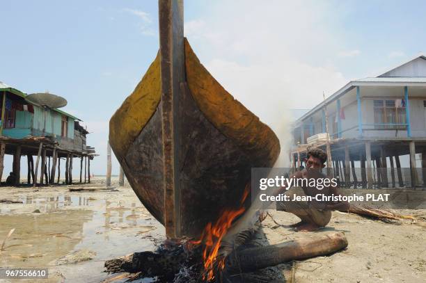 Le feu permet une meilleure etancheite des bateaux, le 16 octobre 2011 dans le golfe de Tomini, Sulawesi, Indonesie.