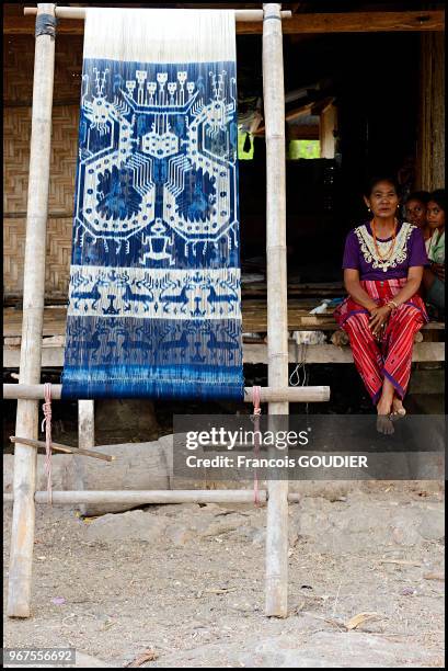 Métier à tisser dans le village d'Hamba Praing à Sumba, 18 octobre 2014, Indonésie.