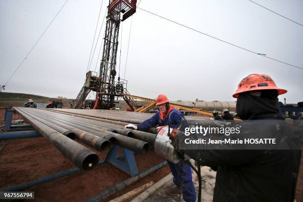 Ouvriers travaillant sur la plateforme pétrolière, 21 octobre 2013, près de Williston, Dakota du Nord, Etats-Unis.