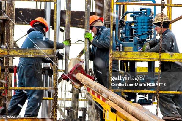 Ouvriers travaillant sur la plateforme pétrolière, 21 octobre 2013, près de Williston, Dakota du Nord, Etats-Unis.