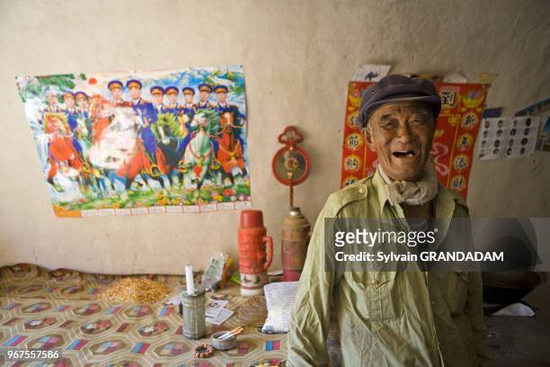 Mr Chang, old and poor bachelor, lives alone in a cave as a troglodith. Village life in Tian Jia Lun. Shanxi Province. Chine Mr Chang, vieux et...