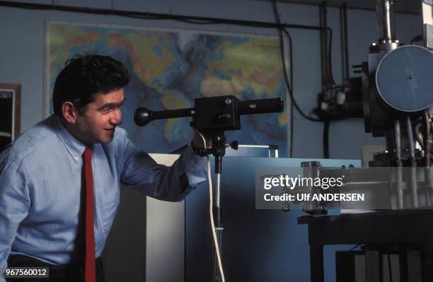 Claude Allègre dans son laboratoire le 25 octobre 1990, France.