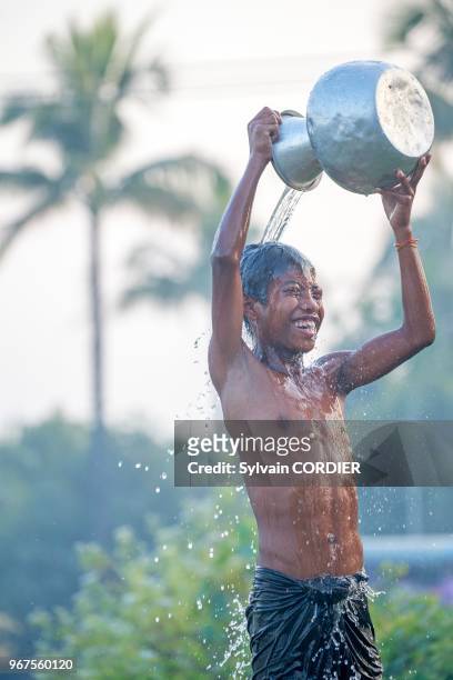 Myanmar , province de Rakhine, région de Mrauk-U, village de Pan Ba, garà§on fait sa toilette. Myanmar, Rakhine State, Mrauk U region, Pan Ba...