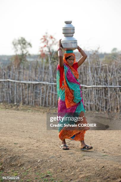 Inde , Madhya Pradesh , Jabalpur , femmes indiennes revenant de la fontaine avec des cruches remplies d'eau.