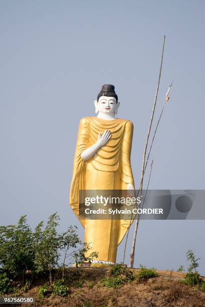 Myanmar , province de Rakhine, Mrauk-U, statue de bouddha le long de la rivière. Myanmar, Rakhine state, Mrauk-U, buddah statue along the river.