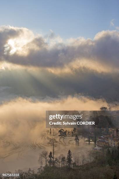 Chine, province du Yunnan, ethnie des Hani, Yuanyang, village de Duoyishu, rizieres en terrasses, lever de soleil. China, Yunnan province, Hani...