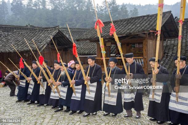 Chine, province du Guizhou, village de Langde, ethnie des Long Skirt Miao en habits traditionnels, les hommes jouent du lusheng . China, Guizhou...