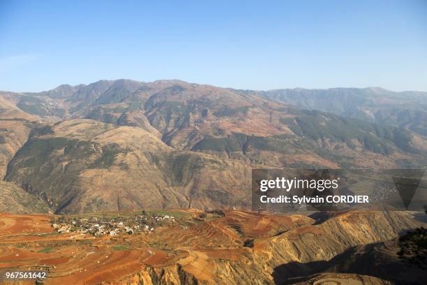 Chine, province du Yunnan,municipalite de Kumming, district de Dongchuan, terres rouges, Luoxiagou, la vallee profonde, cultures en terrasses. China,...