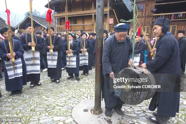 Chine, province du Guizhou, village de Langde, ethnie des Long Skirt Miao en habits traditionnels, les hommes jouent du lusheng , ronde finale....