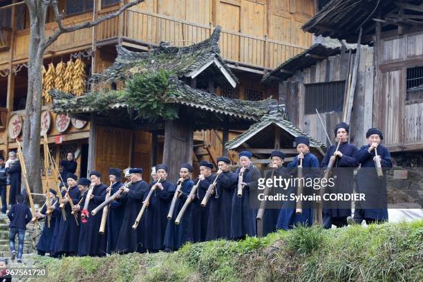 Chine, province du Guizhou, village de Langde, ethnie des Long Skirt Miao en habits traditionnels, les hommes jouent du lusheng . China, Guizhou...