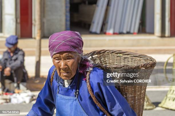 Chine, province du Yunnan, village de Niujie, ethnie des Hans, marche, vieille femme aux petits pieds. China, Yunnan province, Niujie village, Hans...