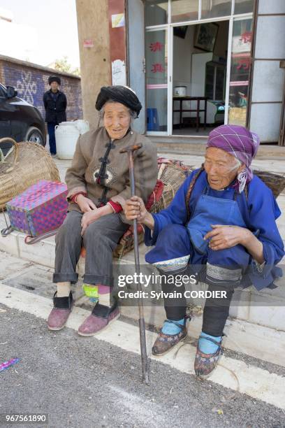 Chine, province du Yunnan, village de Niujie, ethnie des Hans, marche, vieille femme aux petits pieds. China, Yunnan province, Niujie village, Hans...