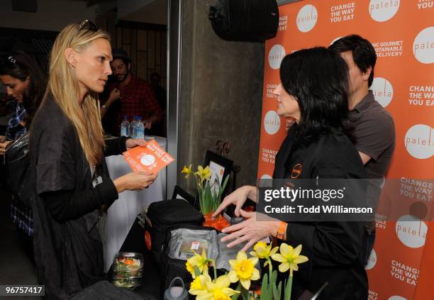 Actress Molly Sims poses at the Kari Feinstein Golden Globes Style Lounge at Zune LA on January 15, 2010 in Los Angeles, California.