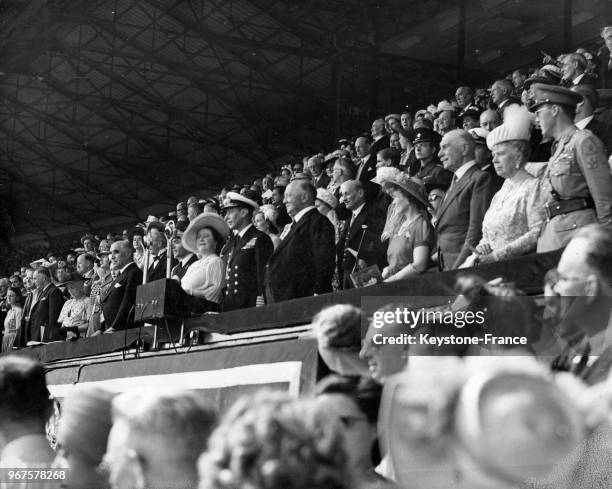 Vue de la tribune royale avec le prince Bernhard des Pays-Bas et la reine Mary au stade de Wembley pour la cérémonie d'ouverture des jeux olympiques...