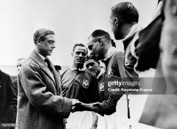 Le prince de Galles serrant la main des joueurs de West Bromwich avant le match au stade de Wembley, à Londres, Royaume-Uni le 28 avril 1935.