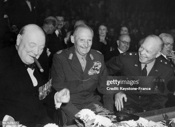 Field Marshall vicomte Montgomery, le général Dwight David Eisenhower et Winston Churchill rigolant à la réunion à Empress Hall, Londres, Royaume-Uni...