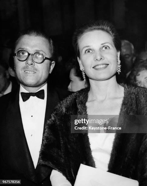 Richard Attenborough et sa femme Sheila Sim photographiés à leur arrivée au Drury Lane Theater à Londres, Royaume-Uni le 30 avril 1958.