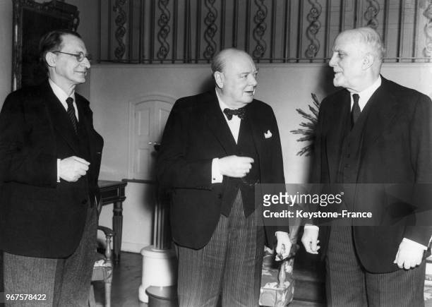 Winston Churchill, au centre avec le Premier ministre italien Alcide de Gasperi à gauche et le comte Sforza dans le salon de la maison de Hyde Park,...