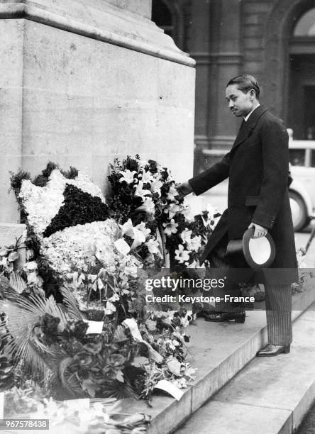 Le roi Rama VII de Thaïlande a déposé une gerbe de fleurs au Cénotaphe à Londres, Royaume-Uni, le 26 avril 1934.
