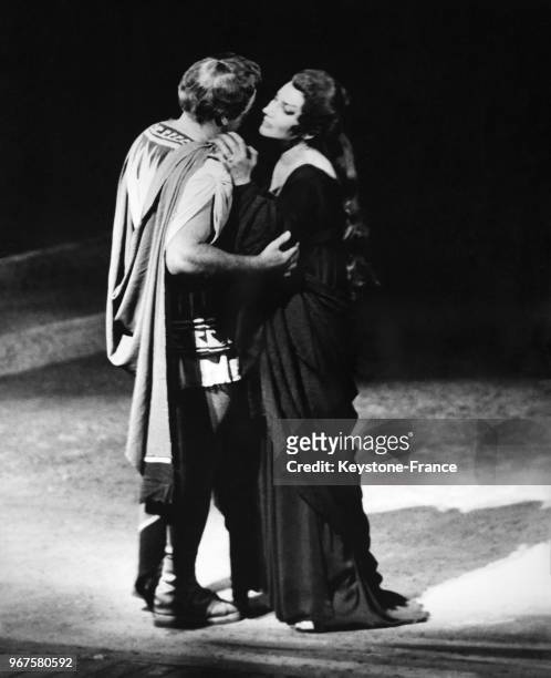 La cantatrice Maria Callas et le ténor canadien Jon Vickers chantant la 'Medea' à la Royal Opera House à Londres, Royaume-Uni, le 16 juin 1959.