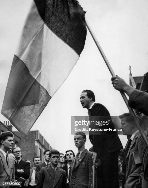 Danny Ryan prononçant un discours sous le drapeau irlandais lors d'un rassemblement à Londres, Royaume-Uni le 14 août 1955.