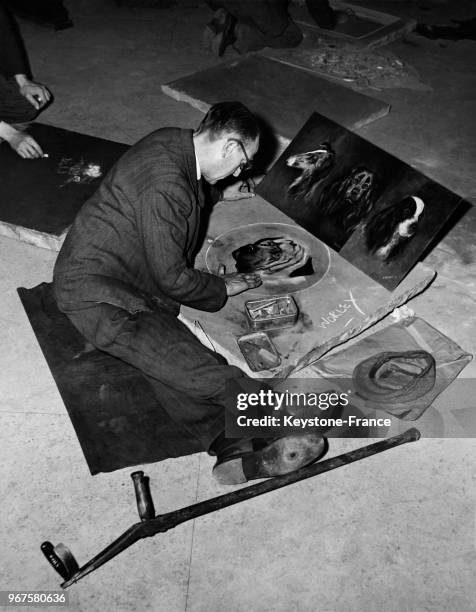 Harlice Worley peignant à même le trottoir devant la National Gallery à sepmtebre Londres, Royaume-Uni le 17 septembre 1953.