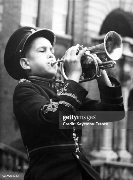 Jim Hargreaves, 13 ans, joue de la trompette devant le Royal Albert Hall en prévision du concours national d'instruments en cuivre le 16 octobre 1948...