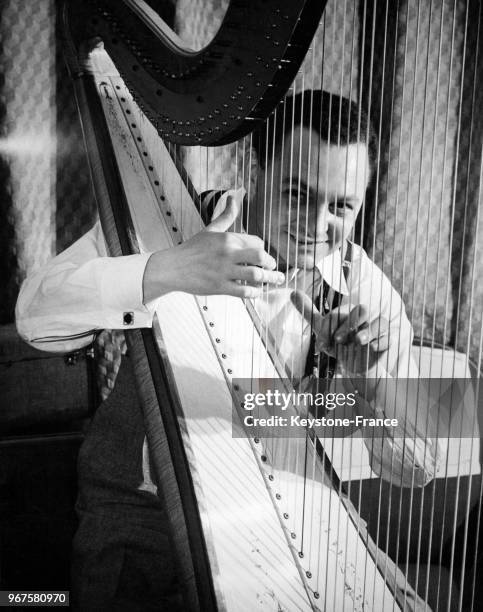 Le musicien moderne Robert Maxwell à son hôtel avant son concert de harpe au London Palladium le 18 avril 1953 à Londres, Royaume-Uni.