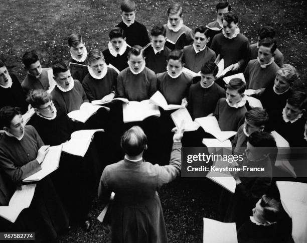 Répétition de la chorale pour le couronnement sous la direction de Edred Wright dans le jardin du Addington Palace à Londres, Royaume-Uni le 14 mai...