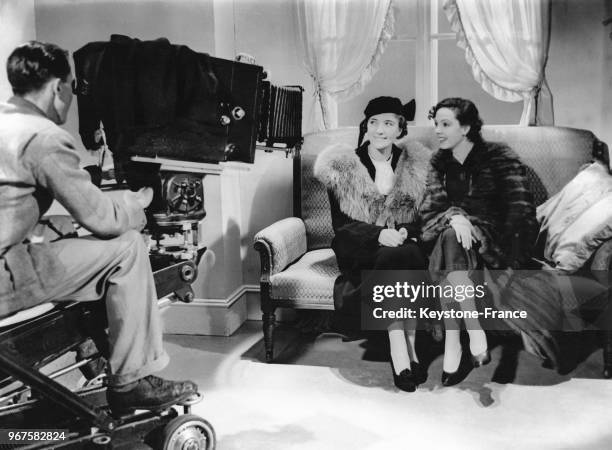 Edna Taylor, Reine du Coton 1935/1936, rencontrant Jessie Matthews, tournant actuellement le film 'It's love again' aux studios de Shepherd's Bush, à...