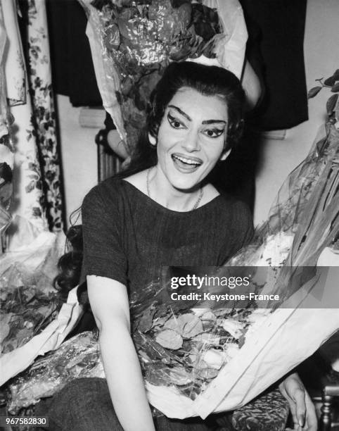 La cantatrice Maria Callas dans sa loge après sa performance à la Royale Opera House à Londres, Royaume-Uni, le 17 juin 1959.
