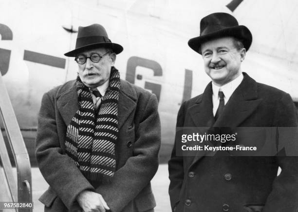 Le Premier ministre Léon Blum photographié avec l'ambassadeur britannique en France, Duff Cooper à son arrivée à l'aéroport, à Londres, Royaume-Uni...