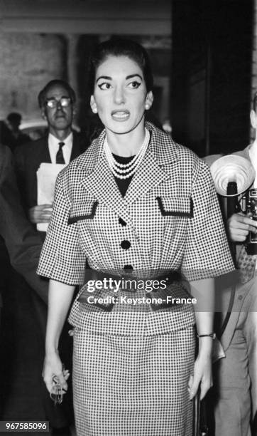 La cantatrice Maria Callas arrivant pour une répétition ua Royal Festival Hall à Londres, Royaume-Uni, le 23 septembre 1959.