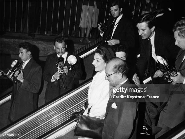 La cantatrice Maria Callas à l'aéroport de Londres, Royaume-Uni, le 22 septembre 1959.