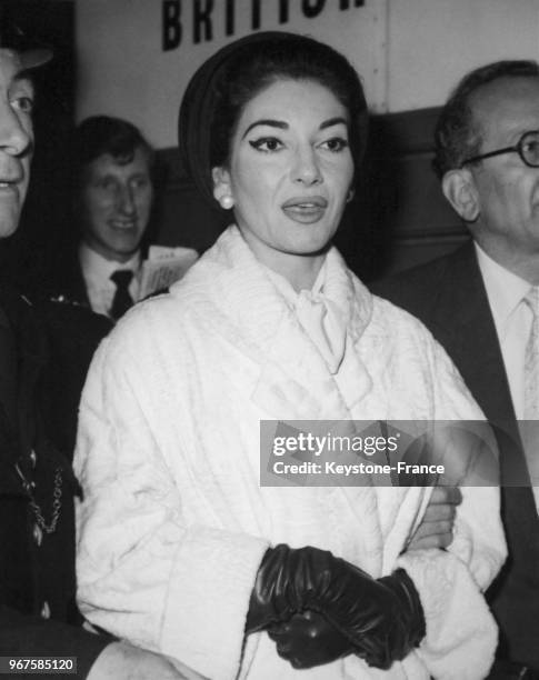 La cantatrice Maria Callas à l'aéroport de Londres, Royaume-Uni, le 22 septembre 1959.