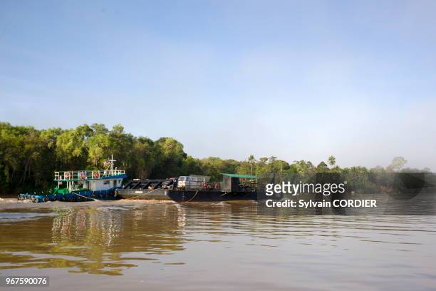 Asie, Bornéo, Malaisie, Sabah, rivière Kinabatangan, barge de transport.